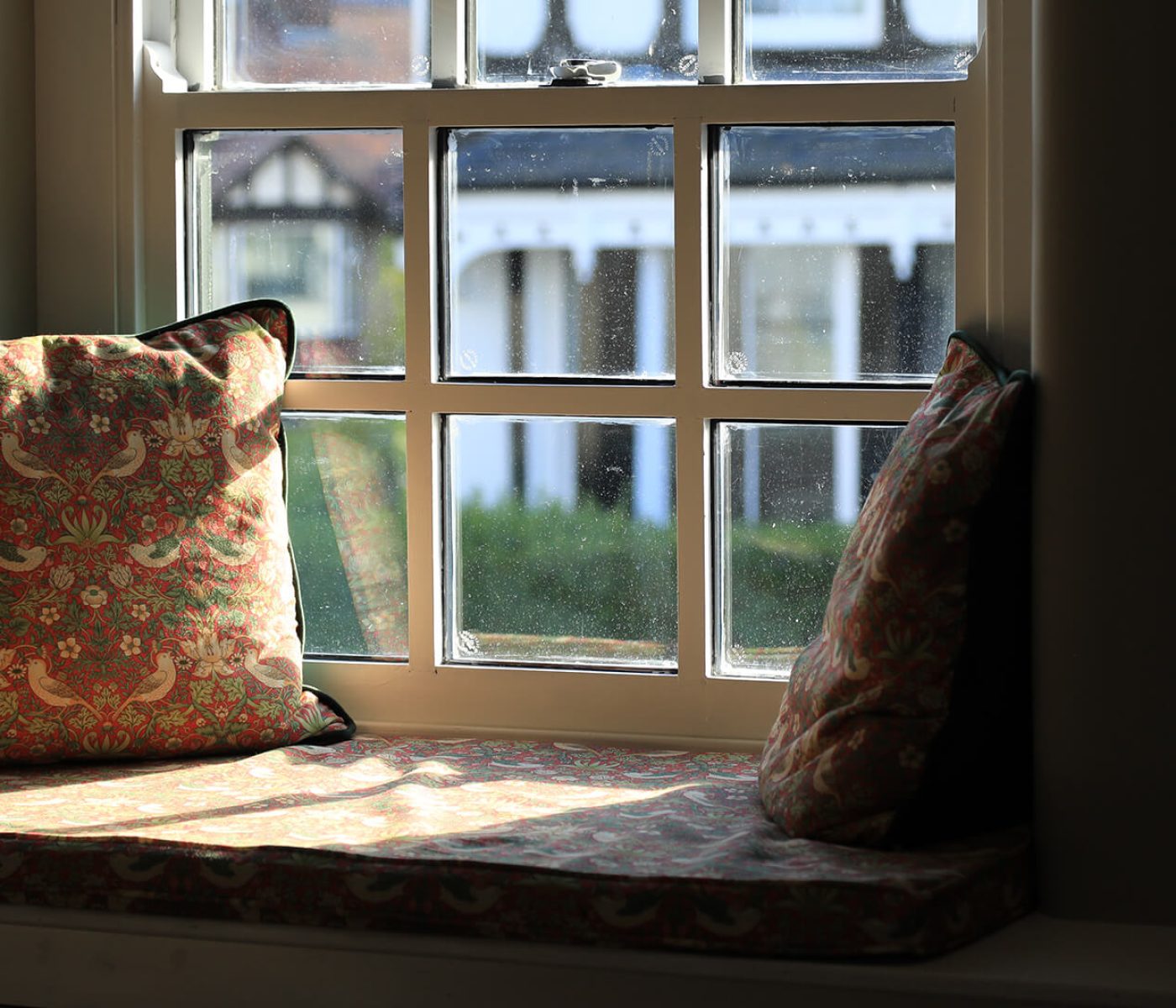 cottage-bedroom-reading-nook